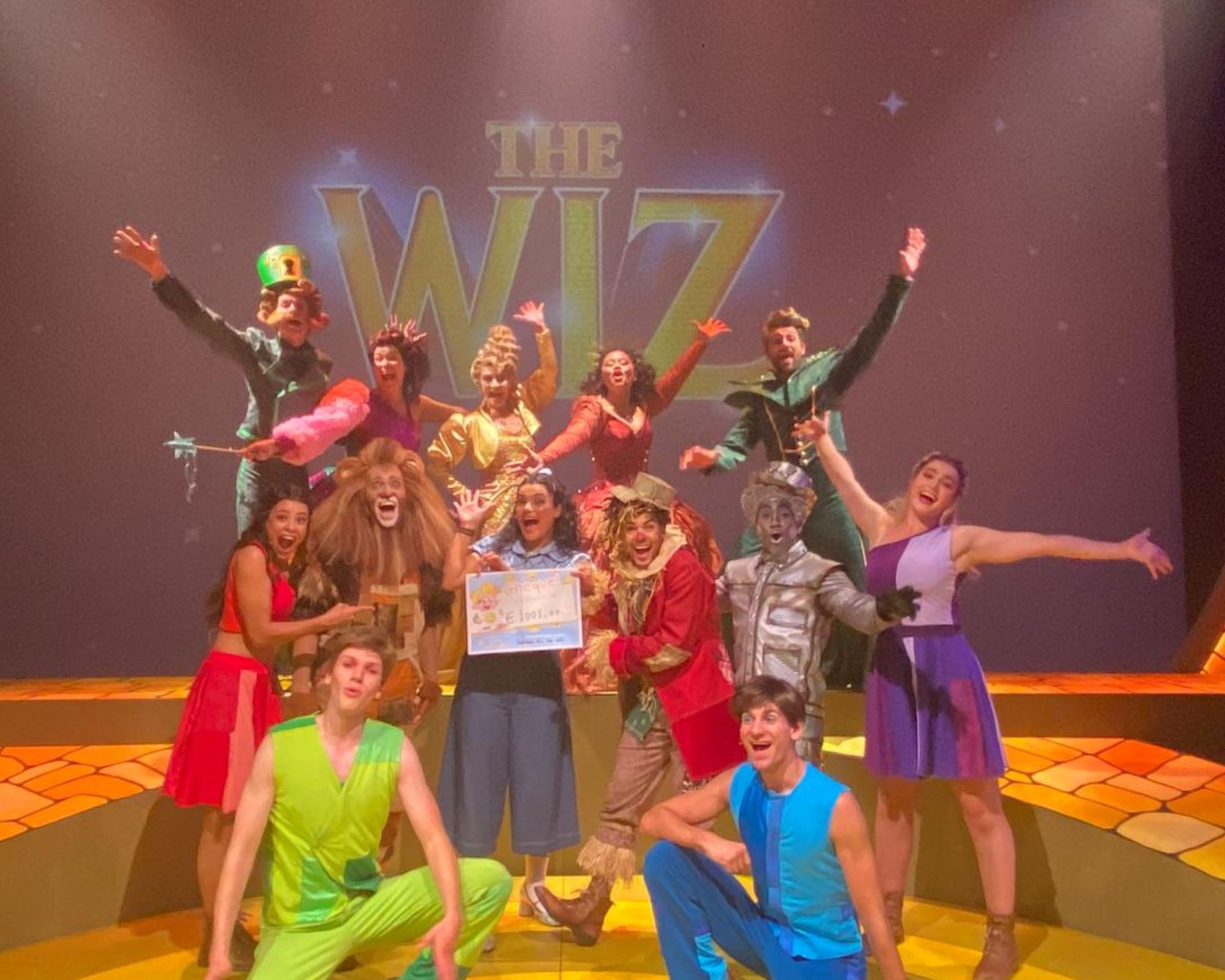 Cast van Wizz schenkt cheque Lach voor een Dag foto
