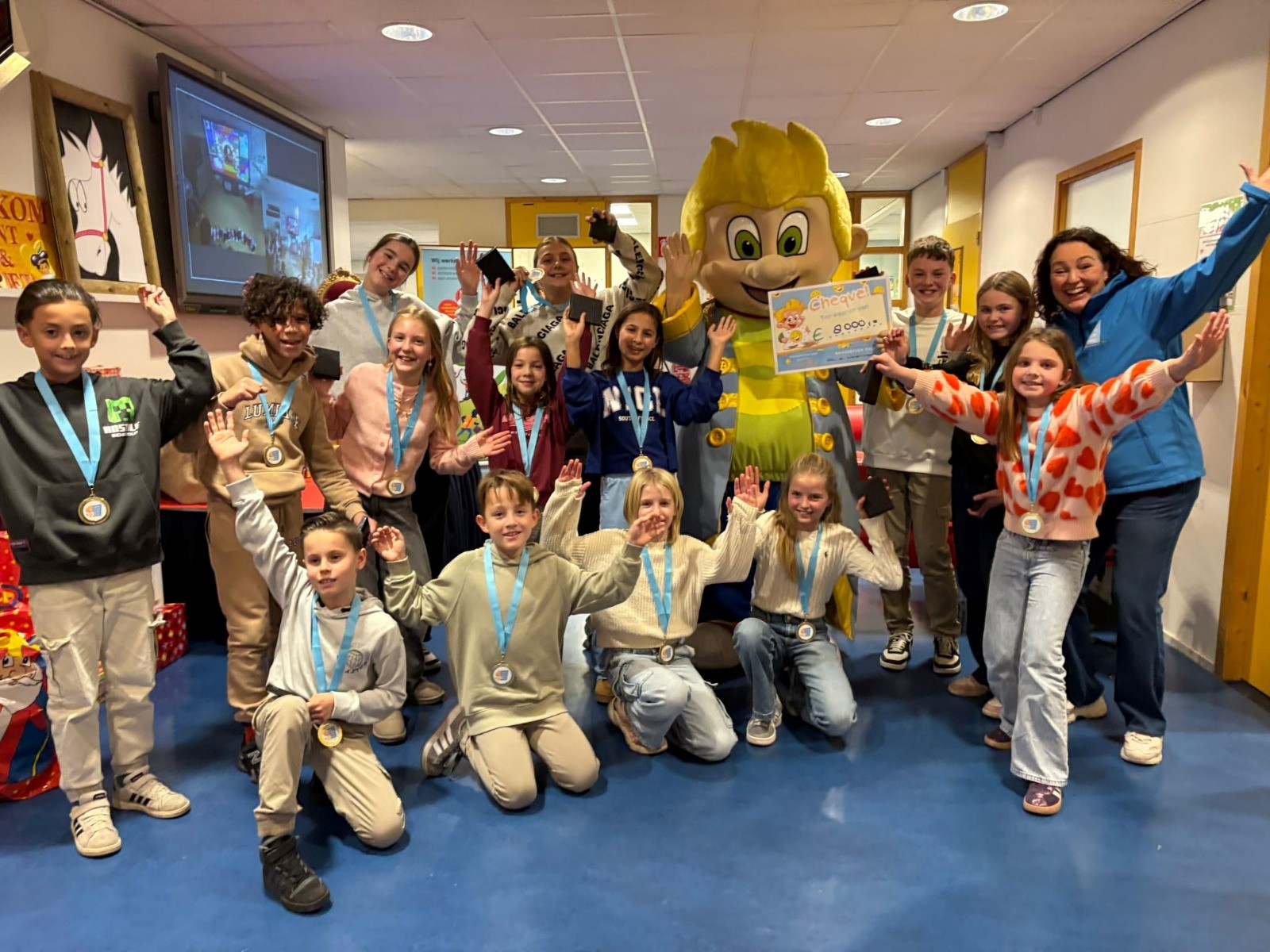 Tanja sponsorloop school onthulling cheque 2