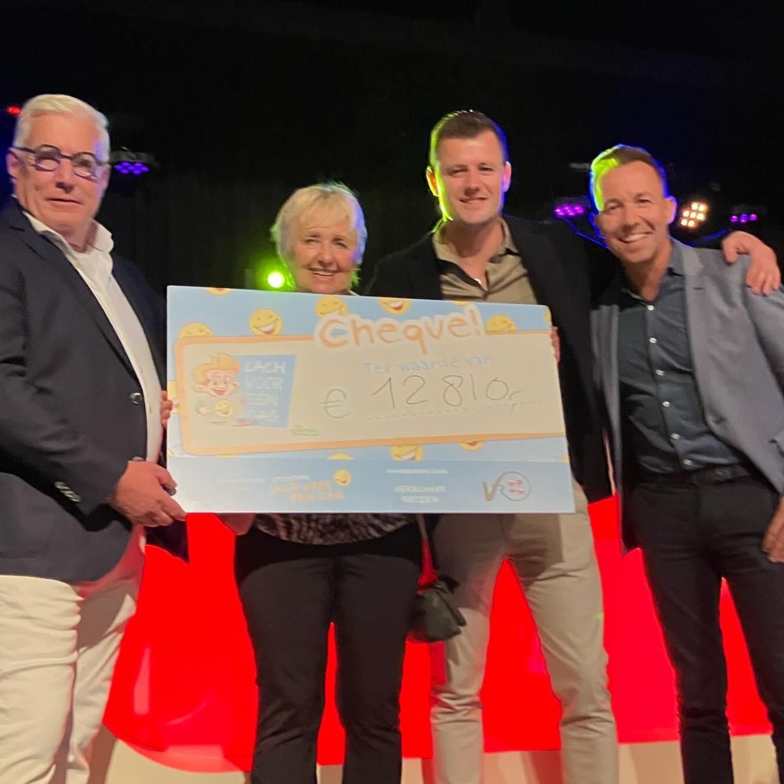 Verschoorreizen overhandigt cheque aan lach voor een dag vk